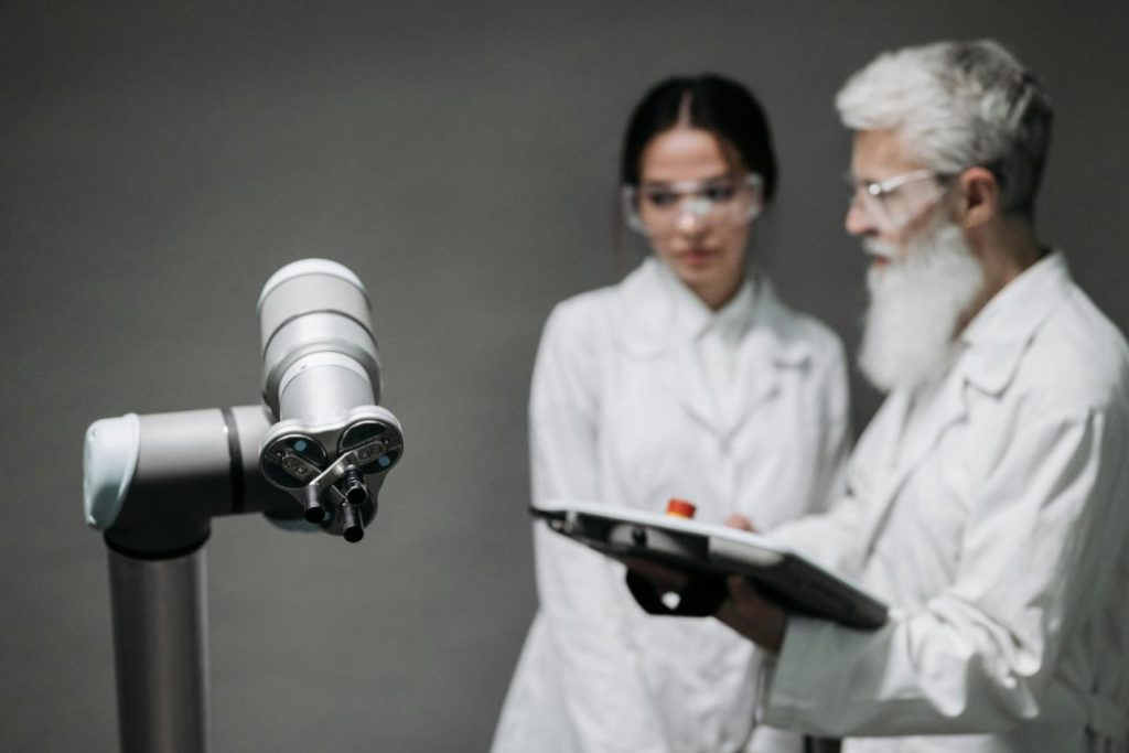 Robot et scientifiques en discussion